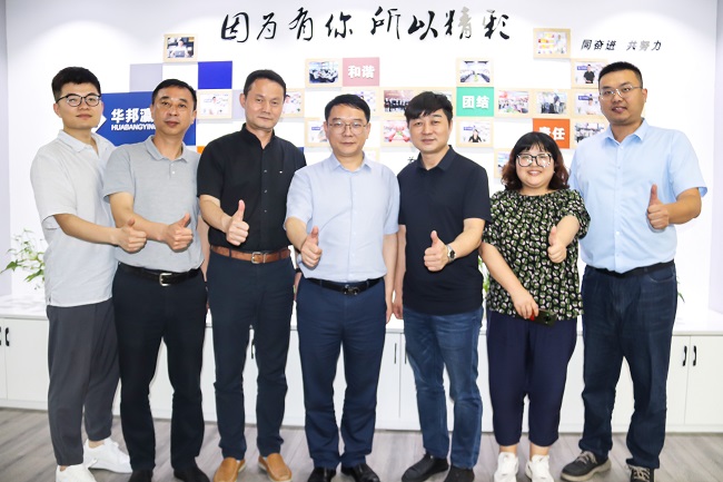 華邦瀛創始人曹向華先生（右三）與客戶的合照